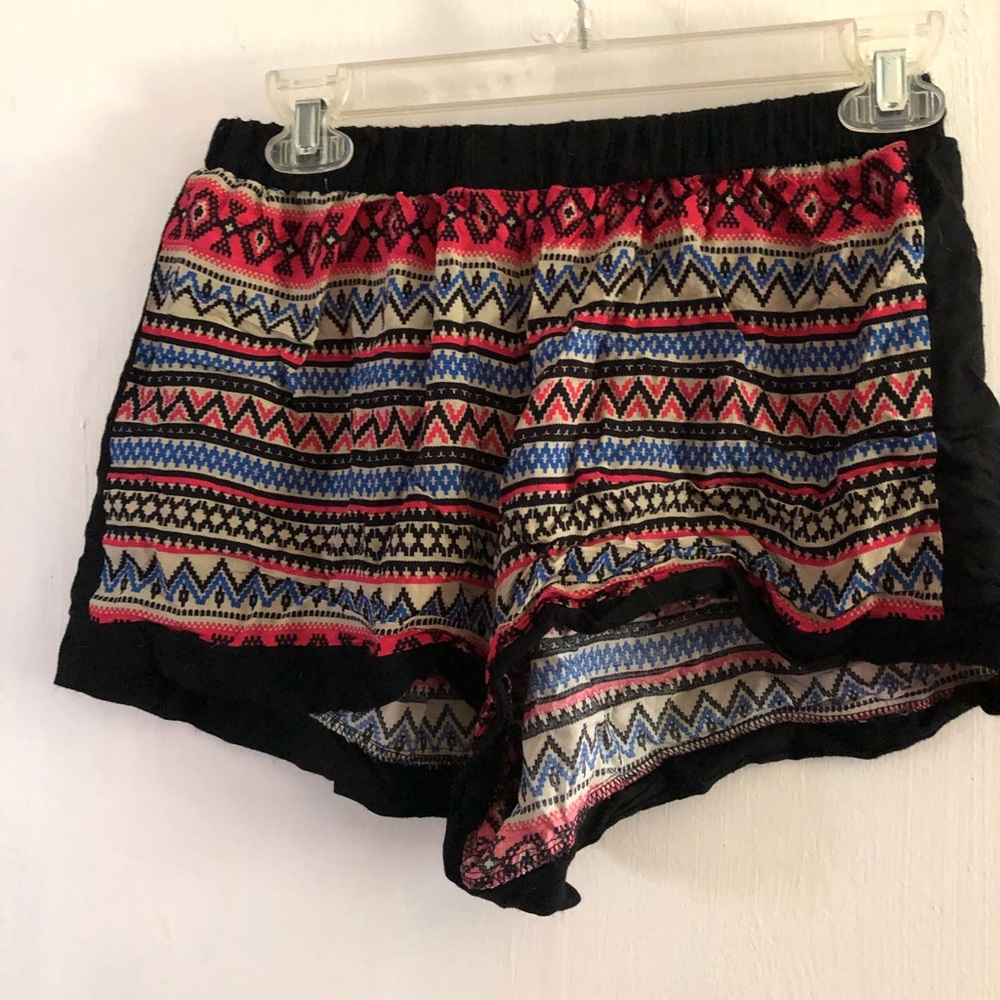 En creme cloth shorts